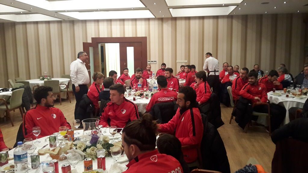 YÖNETİMDEN FUTBOLCULARA MORAL YEMEĞİ