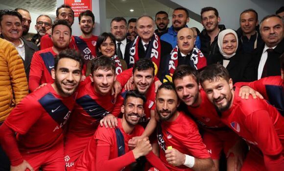 Bakanımız Futbolcuları Soyunma Odasında Tebrik Etti