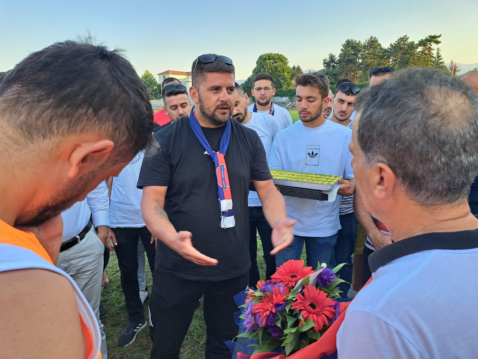 Hem Çiçek hem de tatlı ikram ettiler
