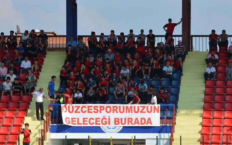 Gelecein Dzcespor'u Tribnde Ki Yerini Ald